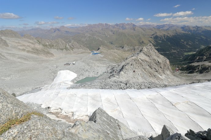 Ledovce v Alpách chrání před táním plachty. Nejspíš marně. Foto: Adobe Stock