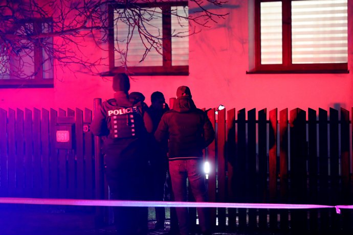Policie v domě vraha zajišťovala důkazy celý den až dlouho do večera. Foto: Ludvík Hradilek, Deník N