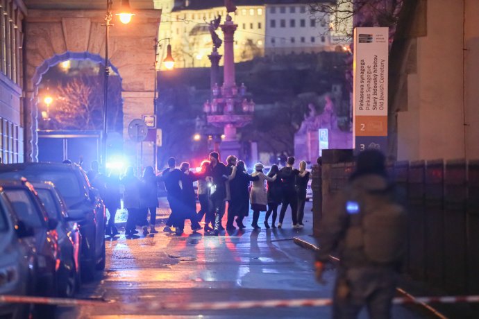 Policie vyvádí lidi z filozofické fakulty. Foto: Gabriel Kuchta, Deník N