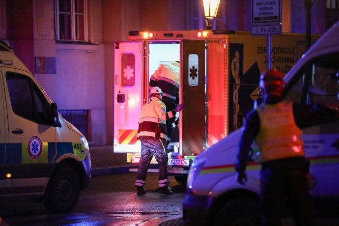 Střelec na Filozofické fakultě UK je podle policie zneškodněný. Na místě jsou mrtví a zranění. Foto: Ludvík Hradilek, Deník N