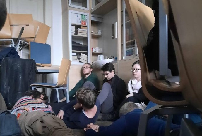 Zabarikádovaní studenti FF UK během útoku na filozofické fakultě. Foto: Daniela Tinková
