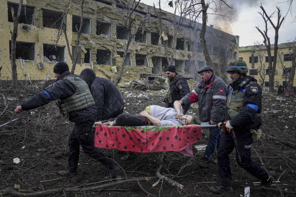 Vítězná fotografie World Press Photo, evakuace rodičky v Mariupolu. Foto: Jevgenij Maloletka, ČTK/AP