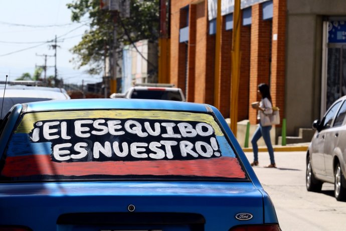 Esequibo je naše! Obyvatelé Venezuely si odhlasovali převzetí správy podstatné části sousední Guyany – oblasti Esequibo. Foto: Juan Carlos Hernandez via Profimedia