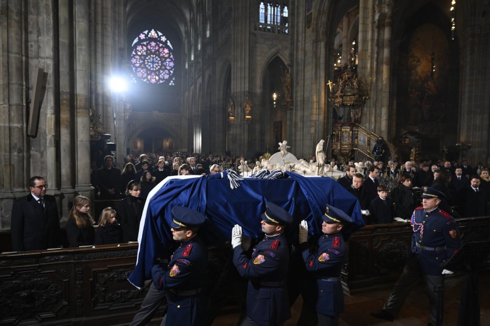 Rakev s ostatky Karla Schwarzenberga při vynášení z katedrály. Foto: Ondřej Deml, ČTK