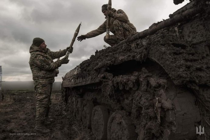 Posádka doplňuje munici do ukrajinského BMP-1. Foto: Ukrajinská armáda, 128. brigáda