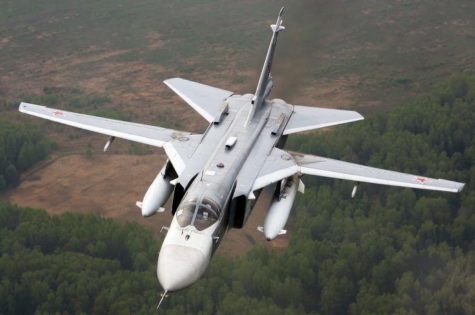 Ruský bombardér Su-24 s křídly v poloze pro nízké rychlosti. Foto: Wikipedia