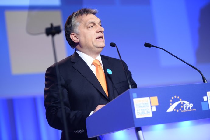 „Je to vzkaz Evropy Viktoru Orbánovi: Už stačilo, přišel čas zařadit se. Je sice možné, že vy máte v ruce pistoli, jenže my držíme bazuku.“ Foto: EPP, Flickr CC BY 2.0 DEED
