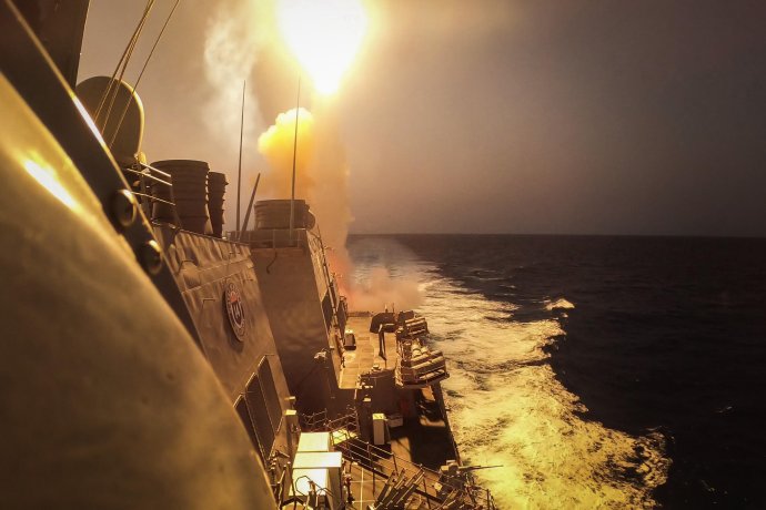 Americká loď USS Carney v akci proti Húthíům v Adenském zálivu. Foto: Aaron Lau, americké námořnictvo, ministerstvo obrany USA