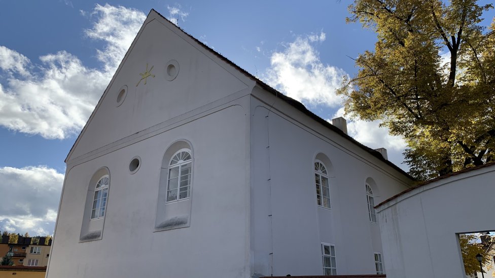 Současná podoba synagogy s božím okem ve štítu. Jak se tam dostalo? Synagogu stavěli katoličtí zedníci, Foto: Jakub Radan Dvořák, Deník N