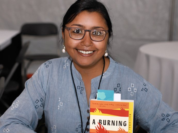 Megha Majumdar na texaském knižním festivalu s originálním vydáním své knihy V plamenech. Foto: Larry D. Moore, Wikimedia Commons