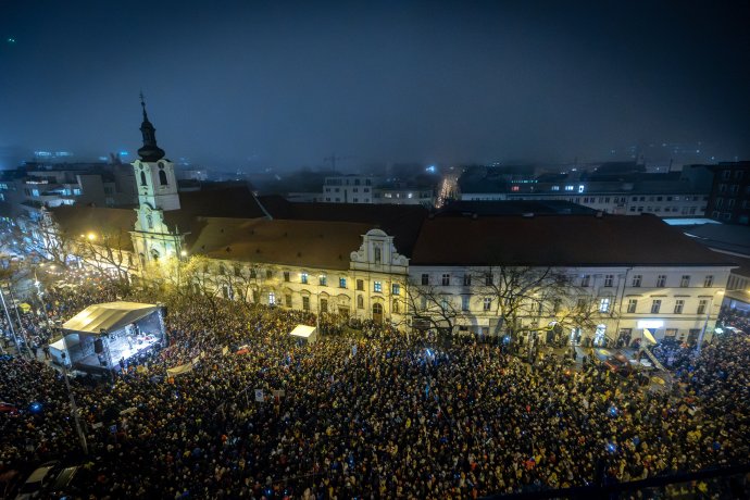 Pátý protest proti slovenské vládě premiéra Fica 18. ledna v Bratislavě s účastí odhadem 26 000 lidí. Foto: Tomáš Benedikovič, Denník N