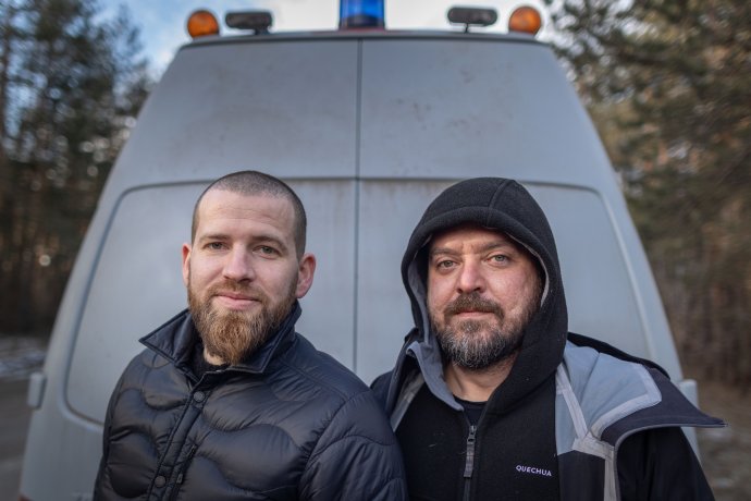 Fotografové Gabriel Kuchta (vlevo) a Vladimír Šimíček, kteří už rok nakupují sanitky a vozí je vojenským medikům na Ukrajinu. Foto: Tomáš Benedikovič, Denník N