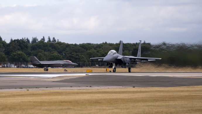 Letouny F-15 (v popředí) a F-35 amerického 48. stíhacího wingu, sídlícího na základně RAF Lakenheath. Foto: Twitter RAF Lakenheath