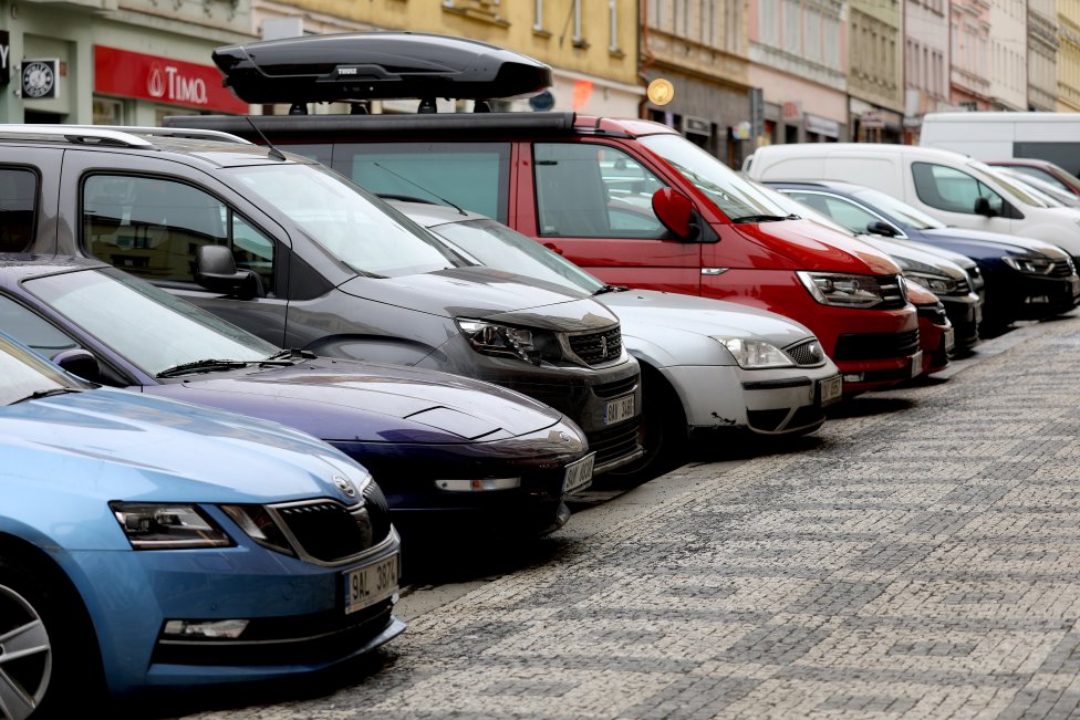 Parkování nikdy nebude dostatek, pokud se nesníží počet aut v ulicích. Foto: Ludvík Hradilek, Deník N