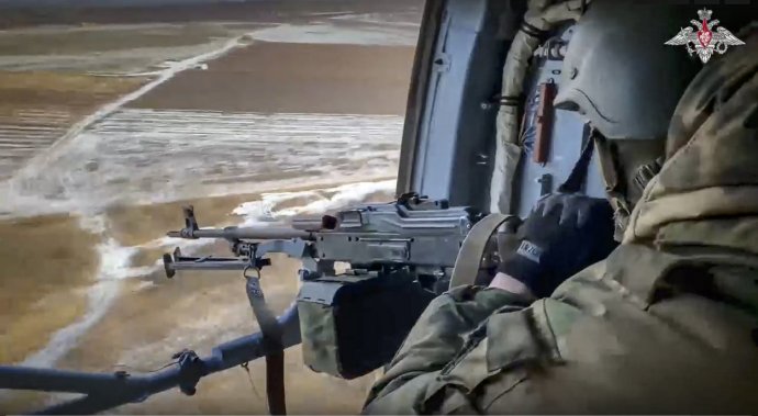 Ruští vojáci v hlídkovém vrtulníku nad Černým mořem. Foto: ČTK / AP