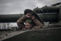 Ukrajinský voják uvnitř tanku na frontové linii ve směru Avdijivka. Foto: ČTK