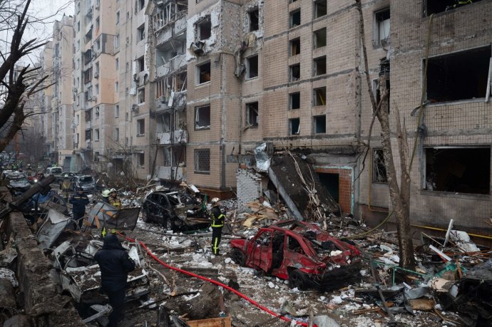 Hasiči zasahují u hořící budovy po masivním ruském útoku 2. ledna 2024. Foto: ČTK