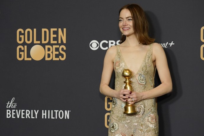 Emma Stone se Zlatým glóbem za film Chudáčci. Foto: ČTK / AP / Chris Pizzello
