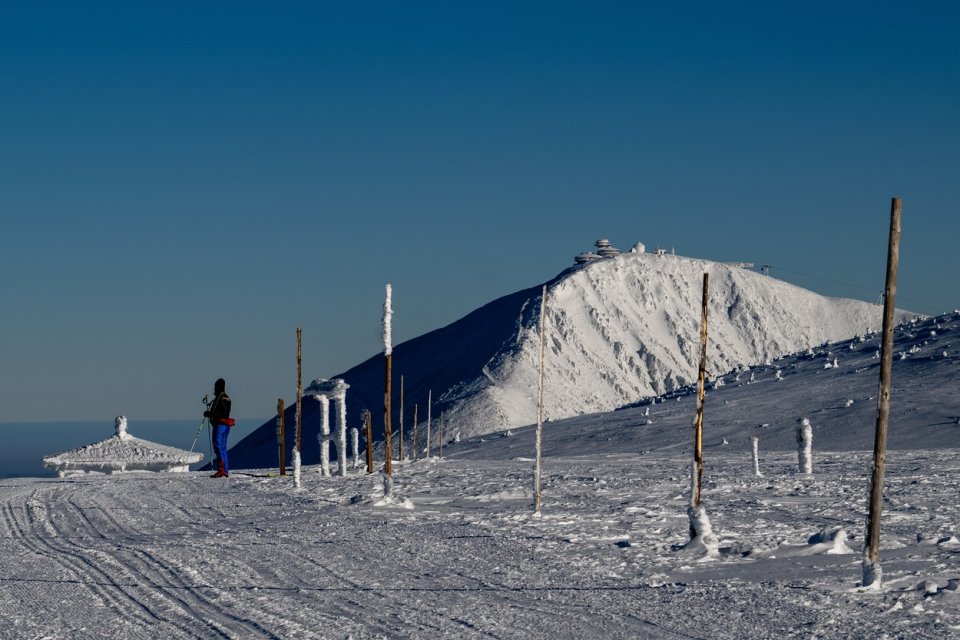 Běžkař na cestě mezi Luční boudou a chatou Výrovka v Krkonoších, 9. ledna 2024, Pec pod Sněžkou. Foto: David Taneček, ČTK