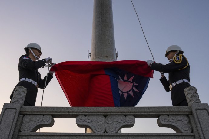 Tchajwanská vlajka symbolizující ostrovní nezávislost je trnem v oku komunistickému režimu v kontinentální Číně. Foto: ČTK