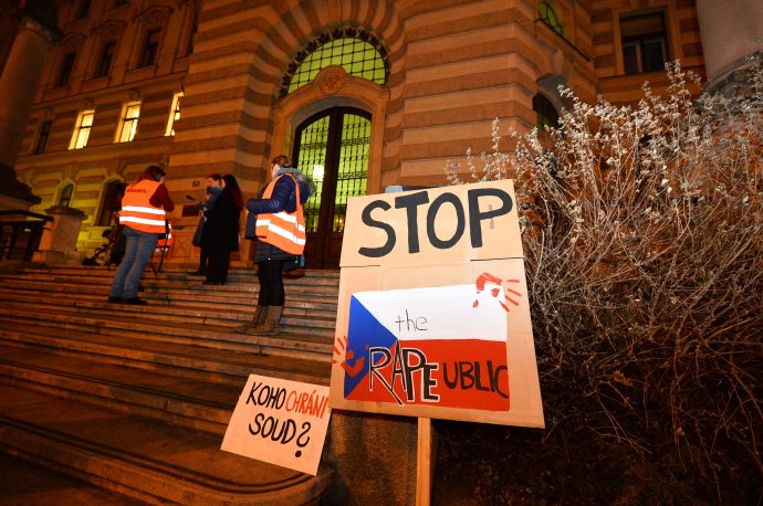 Transparenty z demonstrace před budovou Krajského soudu v Brně ve čtvrtek 25. ledna. Foto: ČTK