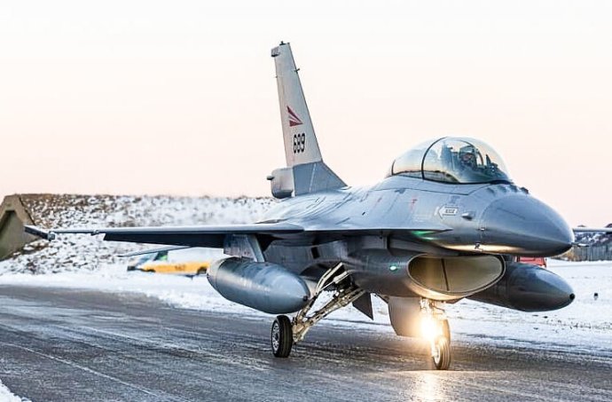Norská F-16 ve dvoumístné verzi určené pro výcvik ukrajinských pilotů. Foto: Norské letectvo