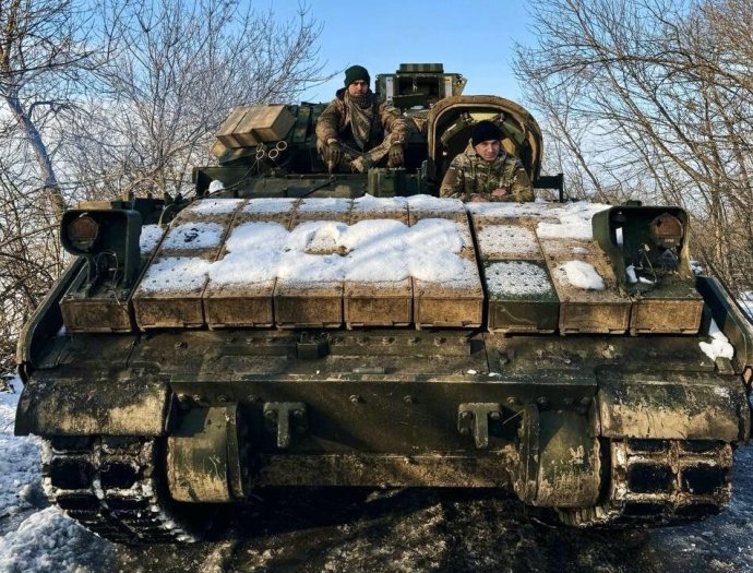 Ve středu velitel Serhij, vpravo řidič Olexander a jejich Bradley, ve kterém porazili T-90M. Foto: 47. brigáda ukrajinské armády