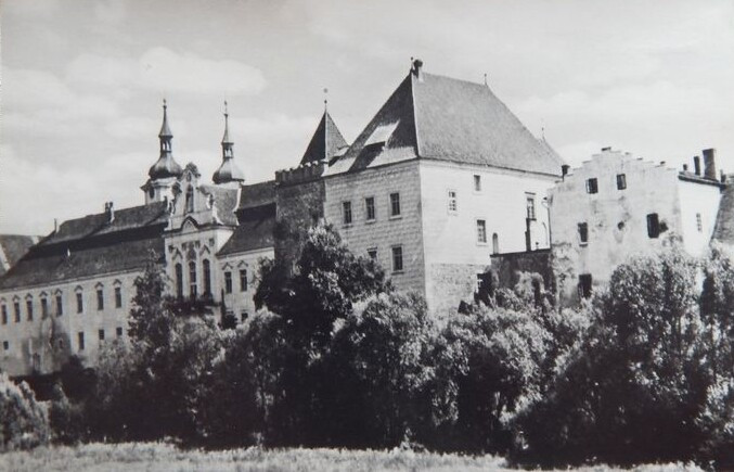 Premonstrátský klášter v Želivě, v letech 1950 až 1956 komunisty využívaný jako internační tábor, jímž prošlo bezmála pět stovek duchovních a řeholníků. Repro dobové pohlednice