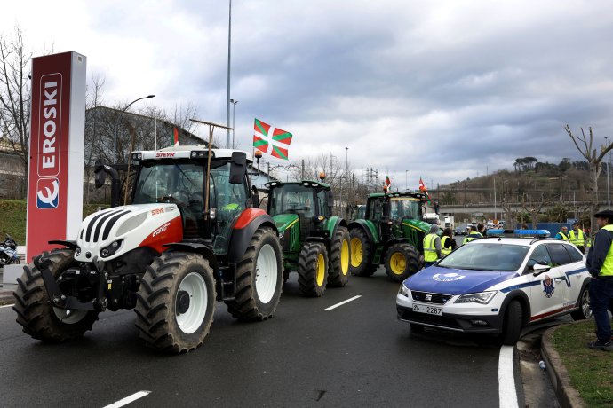 Farmářský protest ve španělském Lasarte, 12. února 2024: kolonu traktorů dozoruje policejní auto. Foto: Vincent West, Reuters