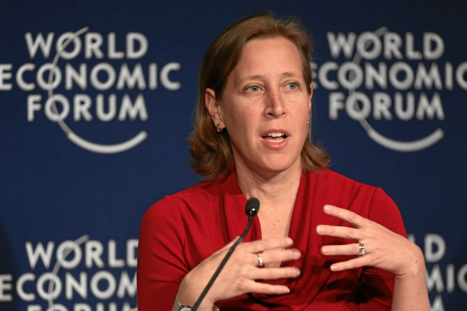 Susan Wojcicki v době, kdy vedla Youtube. Její syn zemřel na koleji prestižní univerzity po požití drogy. V USA umírá kvůli předávkování 22 dětí jeho věku týdně. Foto: World Economic Forum, Flickr