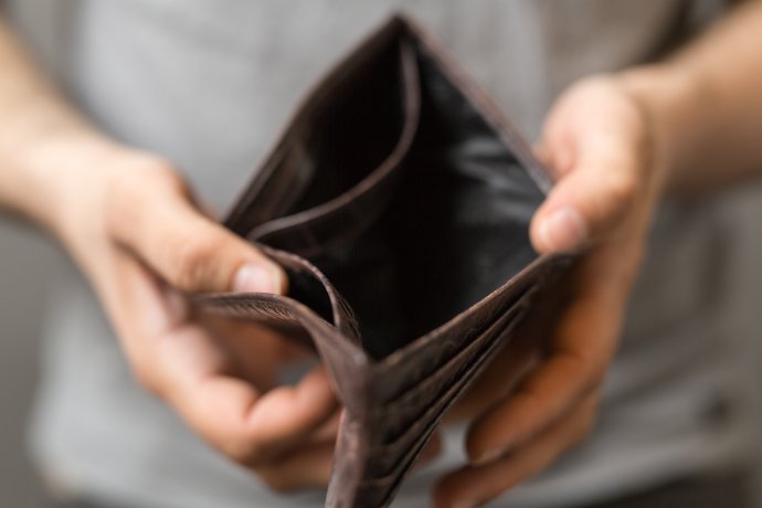 Má-li někdo chronicky prázdnou peněženku, „dobře míněné rady“ bohatších mu ne vždy mohou pomoci. Naopak. Ilustrační foto: Adobe Stock