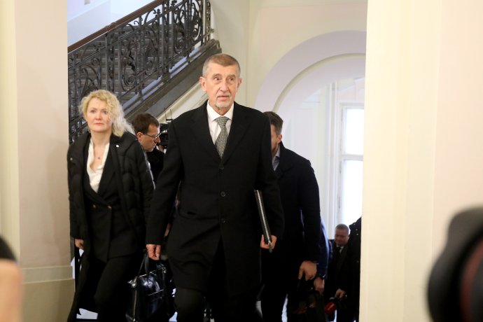 Jana Nagyová a Andrej Babiš přicházejí do jednací síně Městského soudu v Praze. Foto: Ludvík Hradilek, Deník N