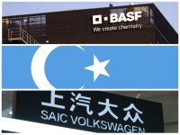 BASF, SAIC Volskwagen a ujgurská (východoturkmenská) vlajka. Foto: Robert, Adobe Stock, koláž: Deník N