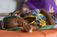 Čtyřletá Oummahani Hamadou, pacientka s malárií. Foto: WHO