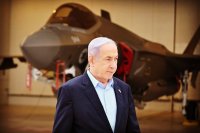 Izraelský premiér Netanjahu před vyobrazením stíhačky F-35. Foto: úřad premiéra