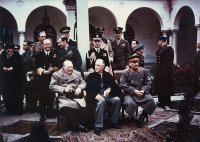Britský premiér Winston Churchill (vlevo), prezident USA Franklin D. Roosevelt (uprostřed) a sovětský vůdce Stalin na ikonickém snímku z konference v Jaltě v roce 1945. Foto: US Army Signal Corps, Wikimedia Commons