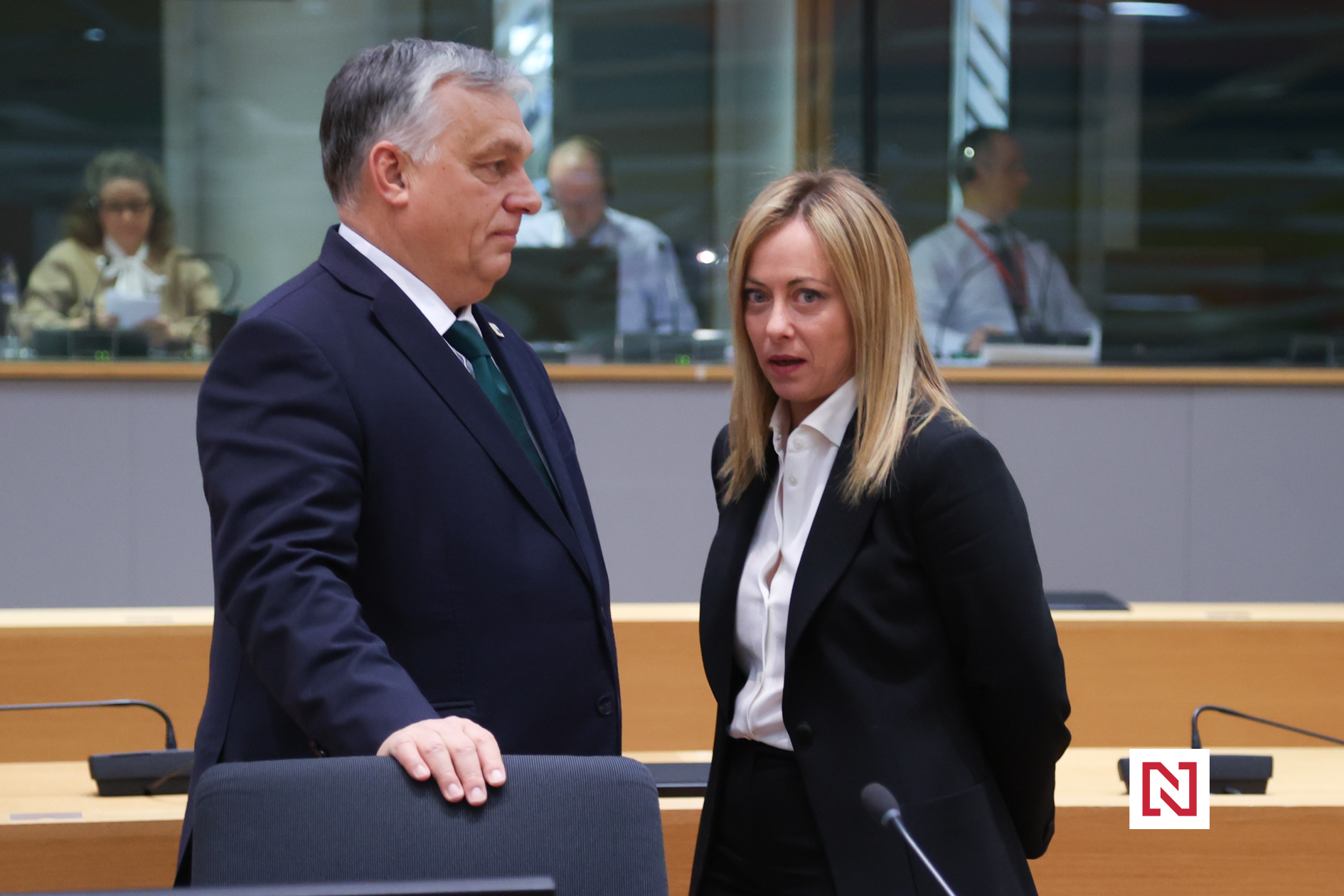Una donna italiana davanti a un giudice ungherese in manette e catene.  Budapest ha fatto arrabbiare il suo alleato Meloni
