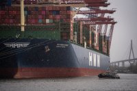 Velká kontejnerová loď zakotvená v hamburském přístavu. Foto: Tomáš Hrivňák, Denník N