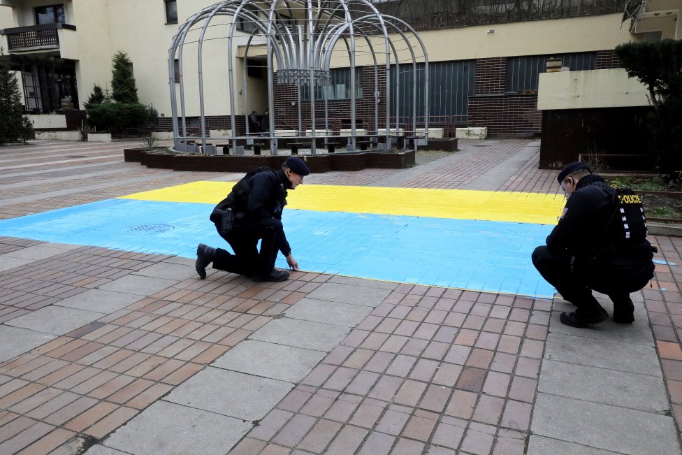 Policisté v pražské Bubenči obhlížejí výtvor skupinky aktivistů. Foto: Ludvík Hradilek, Deník N
