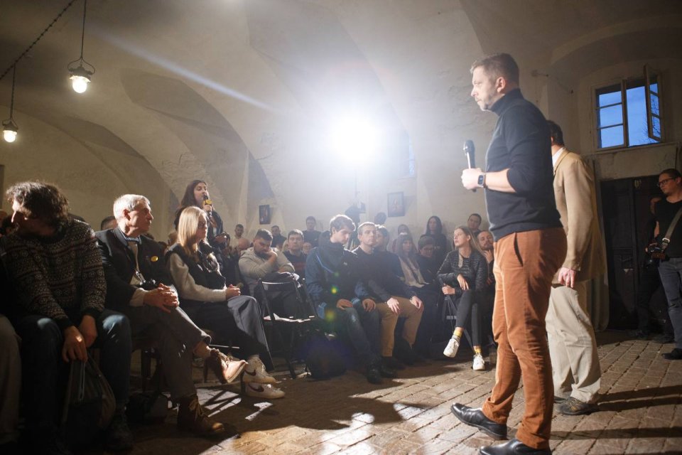 Vít Rakušan na debatě v areálu Břevnovského kláštera v Praze. Foto: Adam Hecl, Deník N