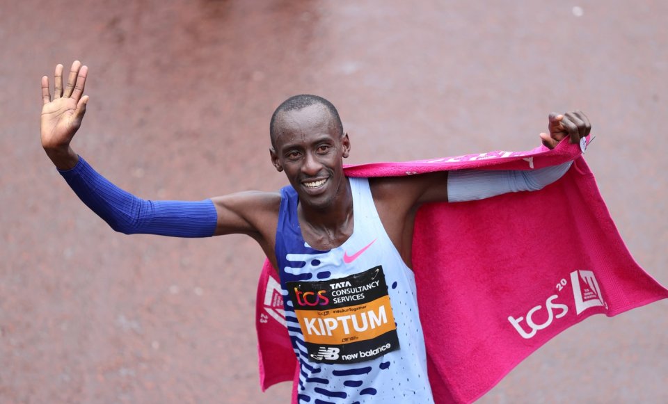Kelvin Kiptum slaví po výhře na londýnském maratonu v dubnu 2023. Foto: Li Ying, Xinhua News / Profimedia