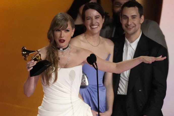 Taylor Swift přebírá cenu Grammy na 66. ročníku cen. Foto: ČTK / AP / Chris Pizzello
