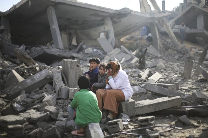 Izrael včera podnikl letecké údery na město Rafáh na jihu Gazy, kde se nyní nachází i zhruba milion palestinských uprchlíků. Podle místních úřadů ve městě zahynulo na sedm desítek lidí. Foto: ČTK/AP