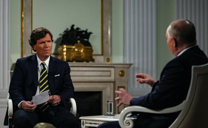 Americký moderátor Tucker Carlson vede v Moskvě rozhovor s ruským prezidentem Vladimirem Putinem. Foto: kremlin.ru