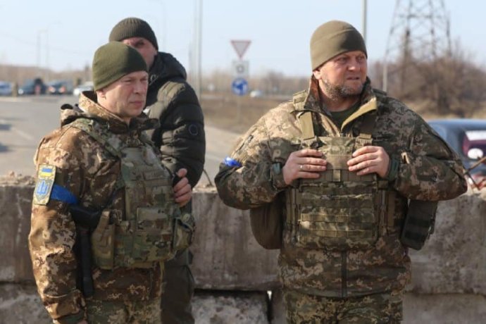 Generálové Syrskyj a Zalužnyj během operace na obranu Kyjeva na jaře 2022. Tehdy velel Zalužnyj Syrskému, teď to bude naopak. Zdroj: Wikimedia commons, CC BY 4.0 