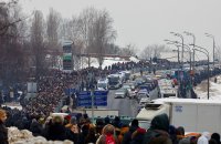 Navalného pohřeb v Moskvě: Lidé se snaží doprovodit rakev s Alexejem Navalným při jejím převozu z kostela na Borisovský hřbitov. V záběru jsou vidět auta policie, která se snažila davu bránit v přístupu na hřbitov. Foto: Reuters