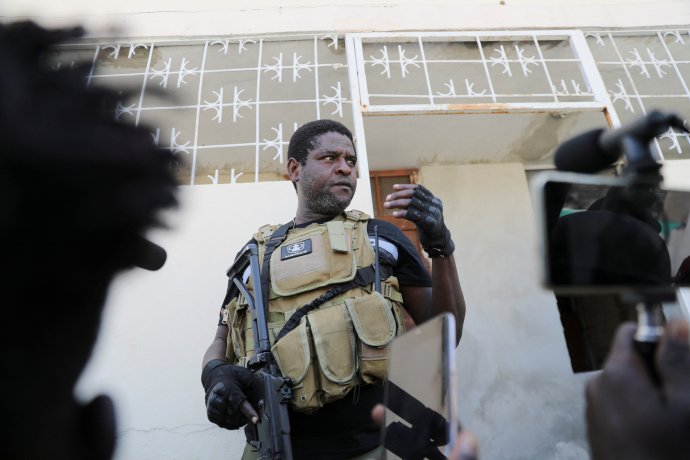 Vládce Haiti? Někdejší policista, nyní vůdce aliance gangů G9 během „tiskové konference“ v Port-au-Prince 5. března 2024. Foto: Ralph Tedy Erol, Reuters