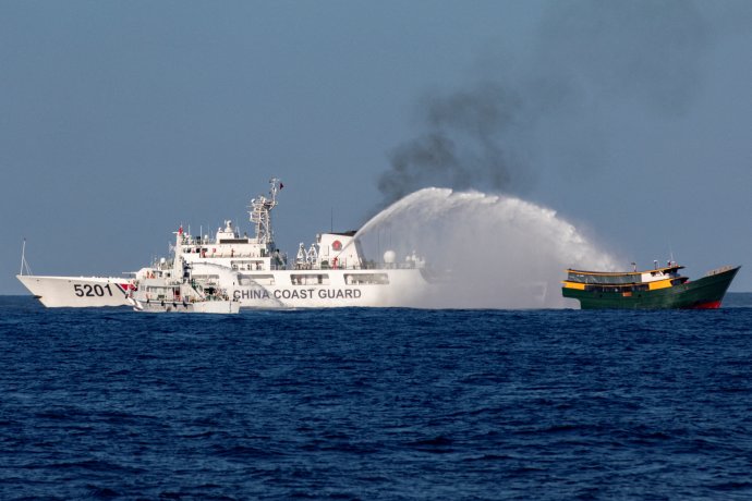 Střetů čínských a filipínských lodí v Jihočínském moři přibývá. Na snímku z 5. března 2024 útočí plavidlo Čínské pobřežní stráže vodním dělem na filipínskou zásobovací loď, která míří k atolu Ayungin na Spratlyho ostrovech. Peking odmítá mezinárodní právo, podle nějž patří tyto vody Filipínám. Foto: Adrian Portugal, Reuters