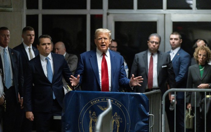 Donald Trump mluví k novinářům v New Yorku po slyšení v jeho soudní kauze peněz vyplacených pornoherečce za mlčení. Foto: Justin Lane, Reuters