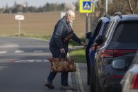 Přesně 27 minut trvalo otci Arťoma Marčevského, než si sbalil tuto tašku. Foto: Gabriel Kuchta, Deník N